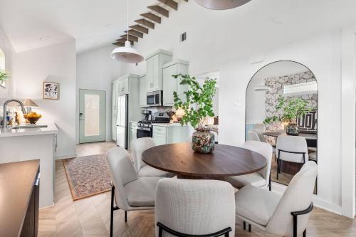 Modern Houston Home Just Minutes From Downtown Hotspots - image 14