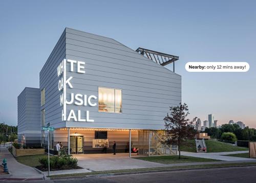 Modern Houston Home Just Minutes From Downtown Hotspots - image 10