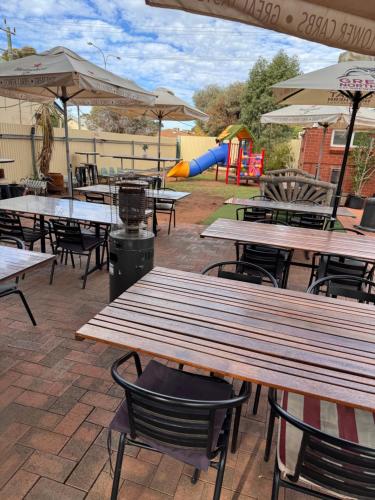 สนามเด็กเล่น, The Piccadilly Hotel in คาลกูรลี