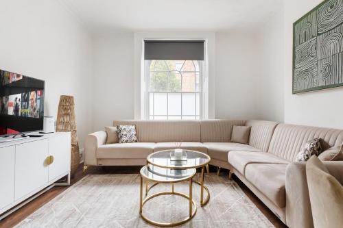 Modern Flat with High Ceilings, Heart of Baker St, Londyn