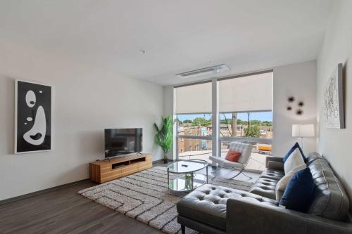 New Modern 1BR Lux City Escape in Logan Square