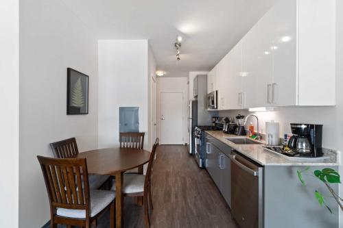 New Modern 1BR Lux City Escape in Logan Square