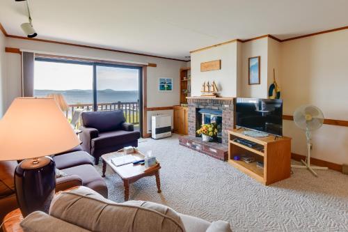 Mtn Views & Pool Access: Lake Memphremagog Condo! in Derby (VT)