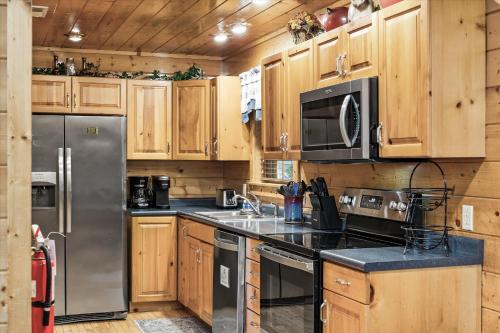 Knotty Pine Delight by RedAwning – Gatlinburg, TN