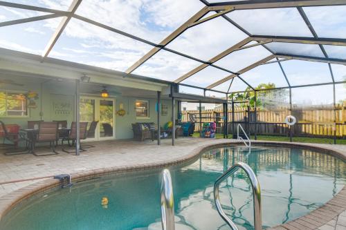 6 Mi to Clearwater Beach Home with Furnished Lanai
