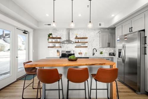 Dragestil 713 Duluth Luxury Condos by Heirloom Boutique Collection