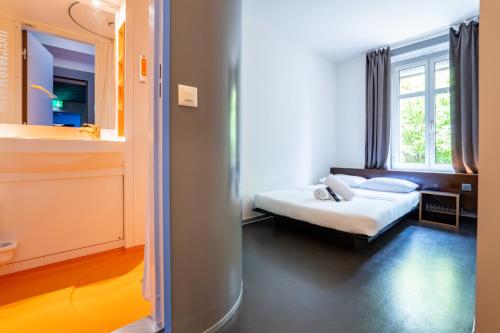 อีซี่โฮเทล ซูริค (easyHotel Zurich) in ซูริค