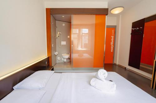 easyHotel Zürich City Centre - image 10