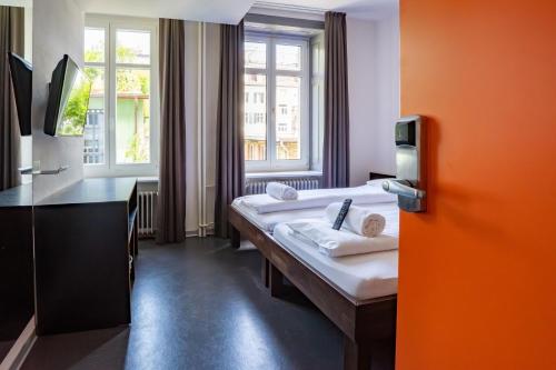 easyHotel Zürich City Centre - image 2
