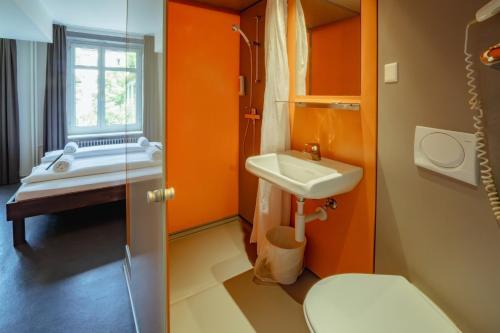 easyHotel Zürich City Centre - image 8