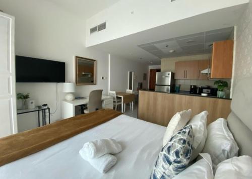 Spontaneous Sea View and High floor Studio Apartment breakfast included 2 people Dubai Marina, Dubaj (fotografie 6)