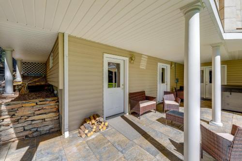 Crystal Lake Retreat Apt: Walk to Happy's Inn! in Marion (MT)