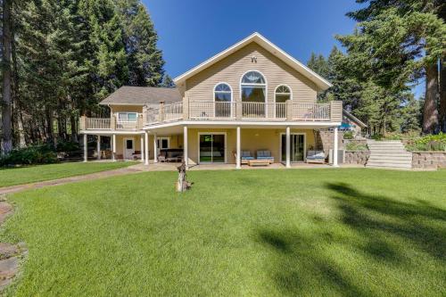 Crystal Lake Retreat Apt: Walk to Happy's Inn! in Marion (MT)