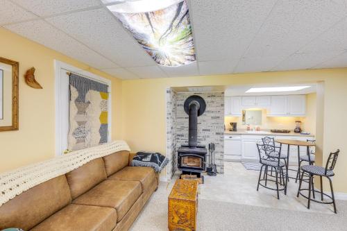 Crystal Lake Retreat Studio: Walk to Happy's Inn! in Marion (MT)