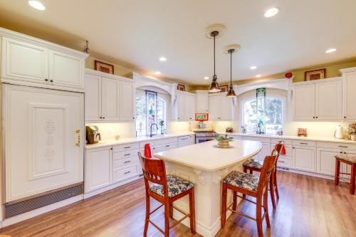 Crystal Lake Retreat: Event Villa w/ Lake Access! in Marion (MT)
