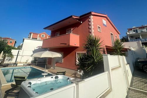 Seaside house with a swimming pool Businci, Ciovo - 11882