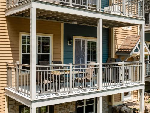 Neve Pool & beach in the heart of Mont-Blanc in Saint-Faustin-Lac-Carré (QC)