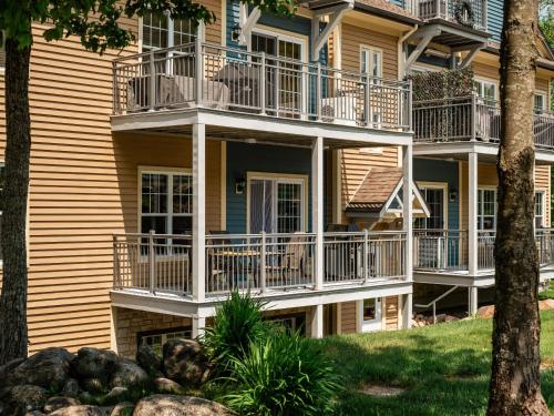 Neve Pool & beach in the heart of Mont-Blanc in Saint-Faustin-Lac-Carré (QC)