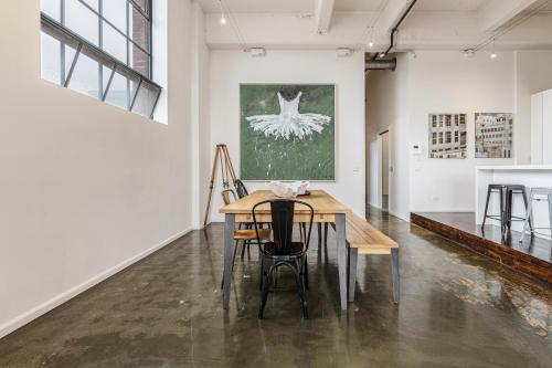 VAQUAY Rose & Vine In Fitzroy - image 2
