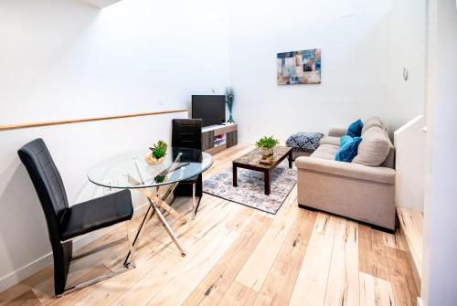 Modern 3-levels 2-Bedroom Loft by Hollywood Close To Downtown LA, Los Angeles
