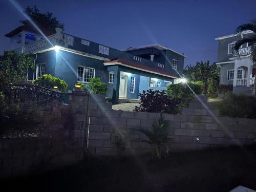 Paradise stay villa #1 – khách sạn tại Breadnut Hill