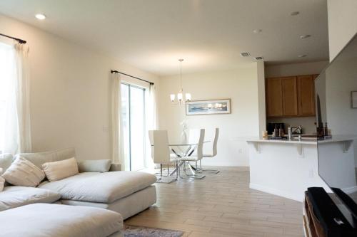 New 4BR Lakeland Home with Whole-Home Water Purifier