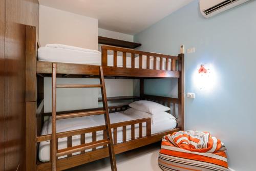 1 queen bed, 1 bunk bed