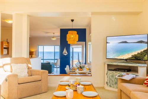 Ocean Views, 4 Ocean Street - Absolute Waterfront Retreat at Fishermans Bay, Anna Bay (foto 3)