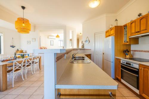 Ocean Views, 4 Ocean Street - Absolute Waterfront Retreat at Fishermans Bay, Anna Bay (foto 8)