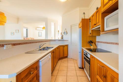 Ocean Views, 4 Ocean Street - Absolute Waterfront Retreat at Fishermans Bay, Anna Bay (foto 9)