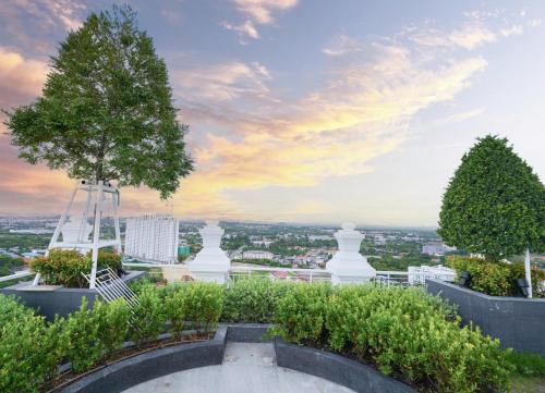 Empire Tower Suite - Luxe 1BR near the Beach