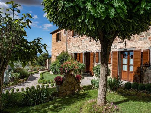 Farmhouse in Tuscany with Pool and Hill Views gîte à louer Borgonuovo