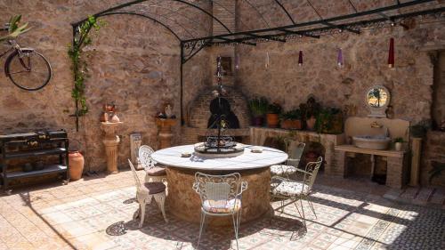 Olvion Urban Oasis with Private Garden & BBQ by 8essentially, Athens