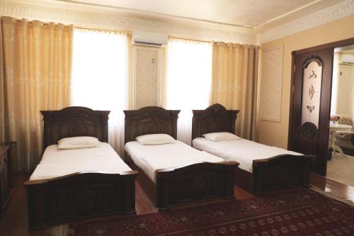 3 twin beds