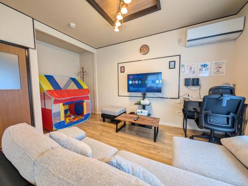 Nagoya Station is 17 minutes by car parking for 2 cars! Up to 11 people pets welcome!