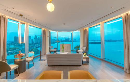 1 King Pilot Suite High Floor Lounge Access