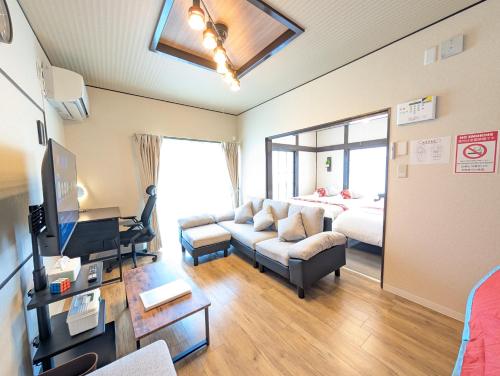 Shared lounge/TV area, Nagoya Station is 17 minutes by car parking for 2 cars! Up to 11 people pets welcome! in Ama