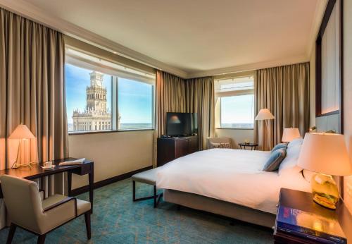 1 King Classic Palace View Lounge Access