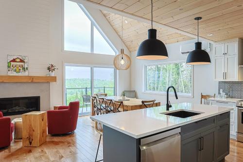 Chalet Neuf Avec Spa - Horizon Des Coteaux in 聖阿爾方斯 • 羅德里格斯 (QC)