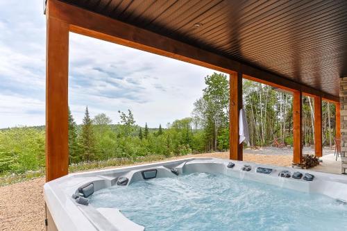 Chalet Neuf Avec Spa - Horizon Des Coteaux in 聖阿爾方斯 • 羅德里格斯 (QC)