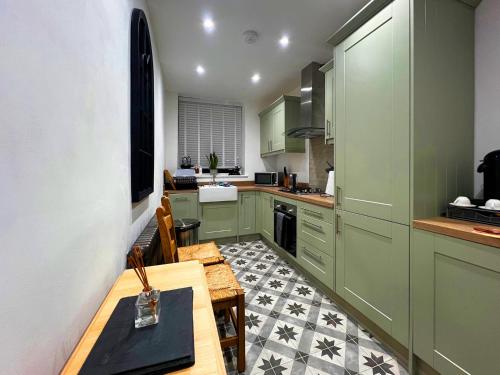 Buitenkant, The Lodge in Keighley Central