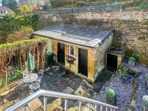 Buitenkant, The Lodge in Keighley Central