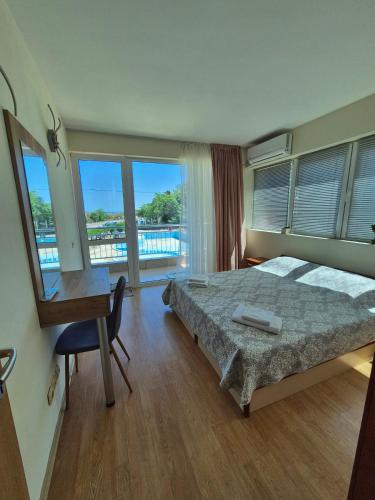 Първа Линия Лазур Поморие