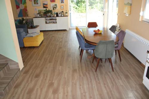 Krogs/atpūtas telpa, Spacious Holiday Home - Serene Village Near The Coast in Mojdež