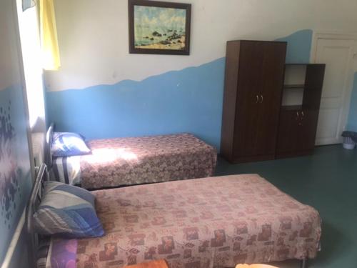 3 twin beds