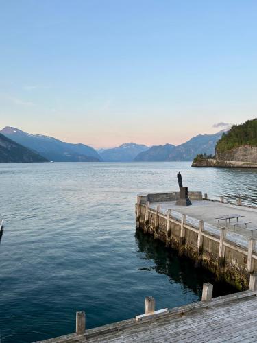 . 7 Min to Fjord - Alpine Stay in Stranda