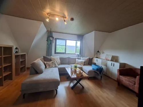 ansimali 3 - Treffpunkt Dachgeschosswohnung, Ideal für Familien und Freunde, Gemeinsam wohnen, getrennt träumen, Zwei Schlafzimmer, ein Urlaub mit Spiel und Spaß in Grünhain-Beierfeld, Deutschland