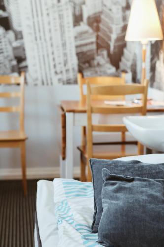 Hostelli Marja Room Type - Private Twin Hostelroom with extra bed, shared shower and toilet