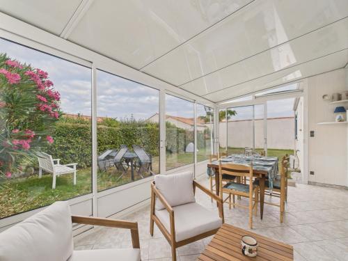 Jardin et véranda - Maison 4 adultes 2 enfants - image 2