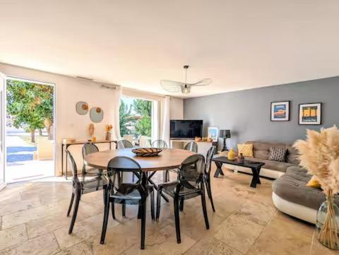 VILLA T4 - Piscine - WIFI - CLIM - Boulodrome - Plage a 170m near Herve Cote Plage